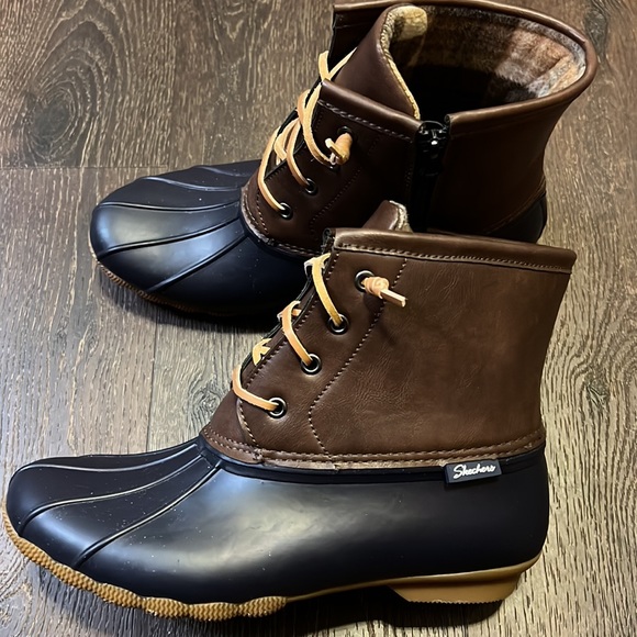 Women’s Skecher Duck Boots - Picture 4 of 7